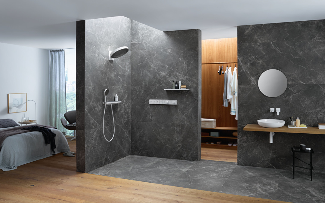 Salle de bains équipée d'une douche encastrée de la marque Hansgrohe