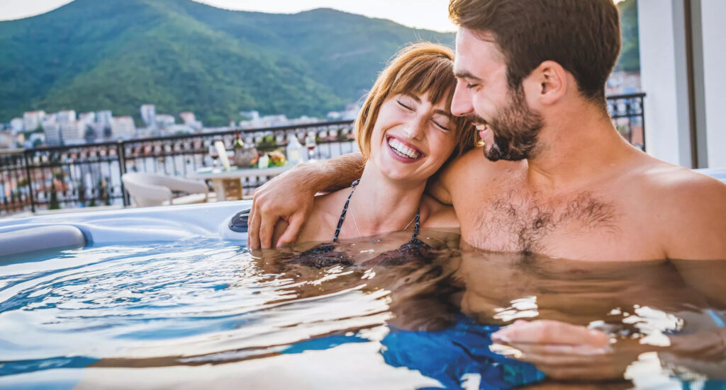 Couple qui profite du mode massage d'un spa Happy Spa Kinedo