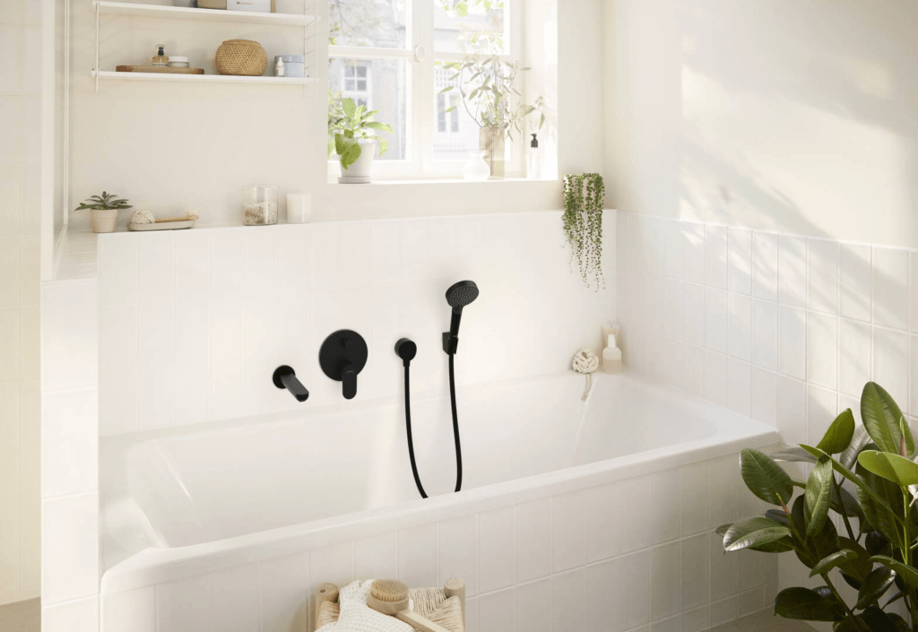 Mitigeur de douche Rebris S finition noir mat de Hansgrohe installé dans une baignoire