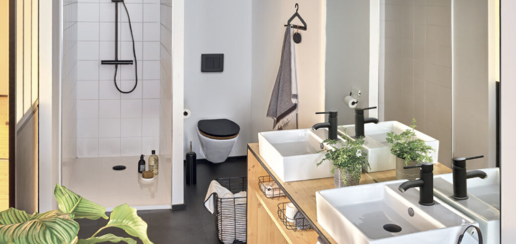 Les produits de la gamme Black Touch de Wirquin dans une salle de bains moderne