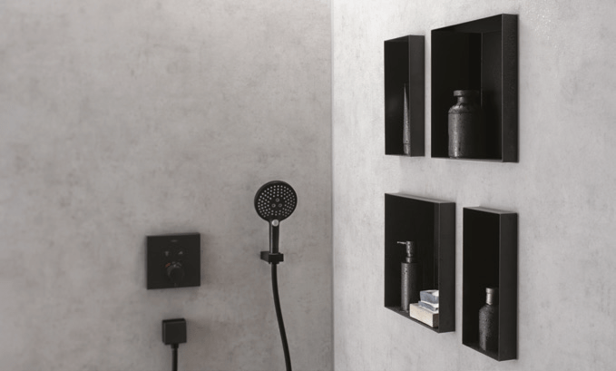 Salle de bains équipée de niches encastrées finition noir mat de la gamme XtraStoris de Hansgrohe, posées en saillie