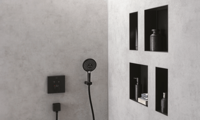 Salle de bains équipée de niches encastrées finition noir mat de la gamme XtraStoris de Hansgrohe, posées au ras du mur