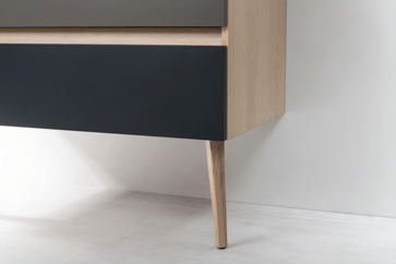 Pieds compas en chêne massif intégré à un meuble bas de la ligne Intuitive de la marque Delpha