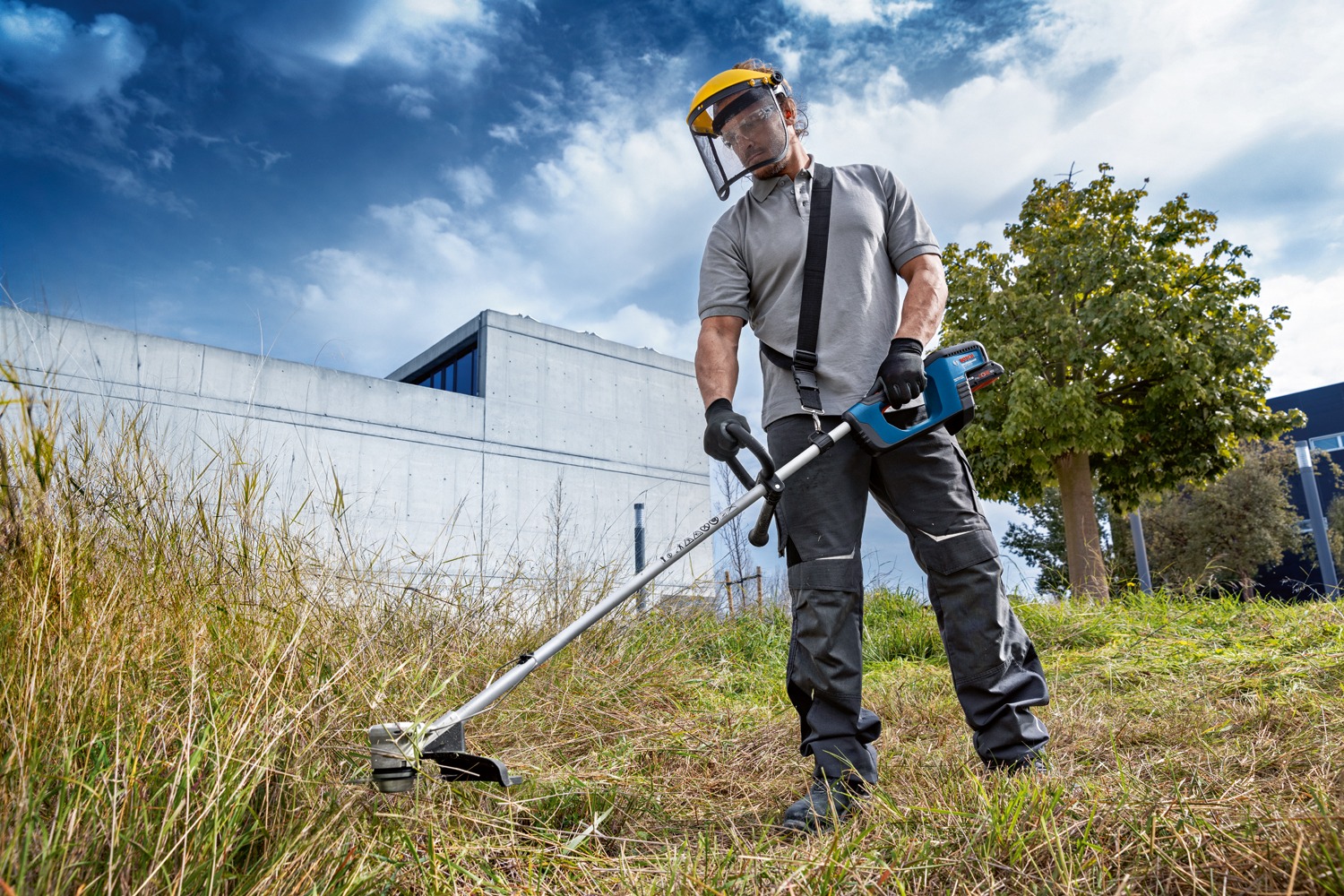 Professionnel qui débroussaille un jardin avec la débroussailleuse sans-fil GFR 18V-23 Bosch Professional