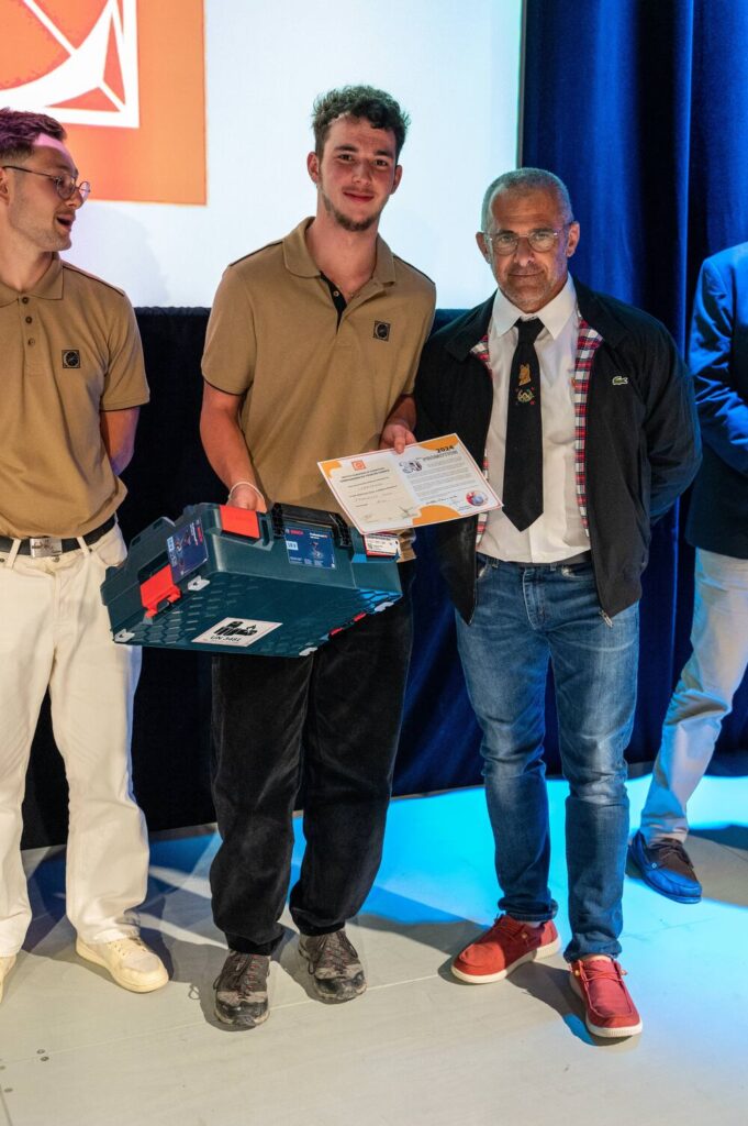 Élèves diplômés de l'Institut Européen de Formation des Compagnons du Tour de France lors de la cérémonie de remise des prix