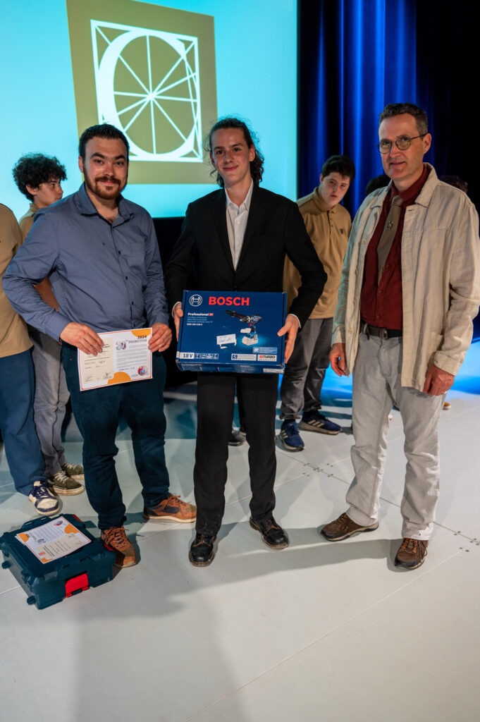 Élèves diplômés de l'Institut Européen de Formation des Compagnons du Tour de France lors de la cérémonie de remise des prix