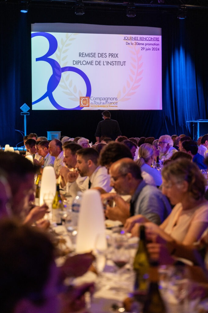 Élèves diplômés de l'Institut Européen de Formation des Compagnons du Tour de France lors de la cérémonie de remise des prix