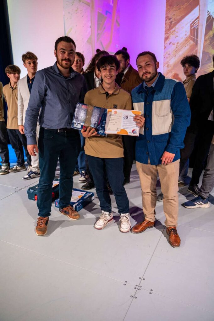 Élèves diplômés de l'Institut Européen de Formation des Compagnons du Tour de France lors de la cérémonie de remise des prix