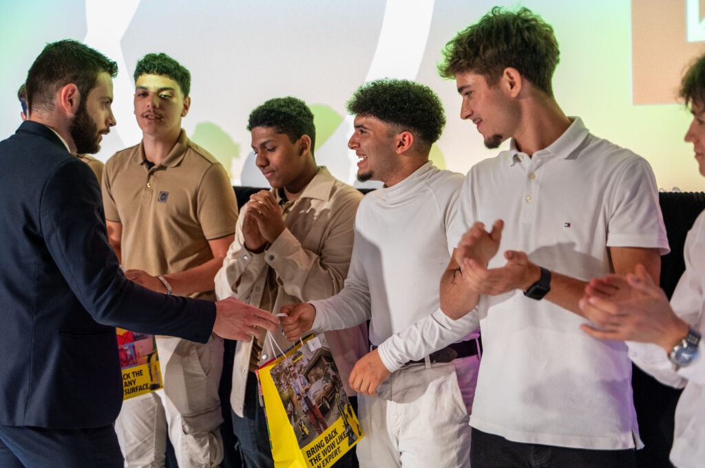 Élèves diplômés de l'Institut Européen de Formation des Compagnons du Tour de France lors de la cérémonie de remise des prix