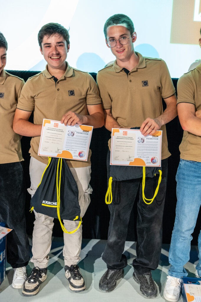 Élèves diplômés de l'Institut Européen de Formation des Compagnons du Tour de France lors de la cérémonie de remise des prix