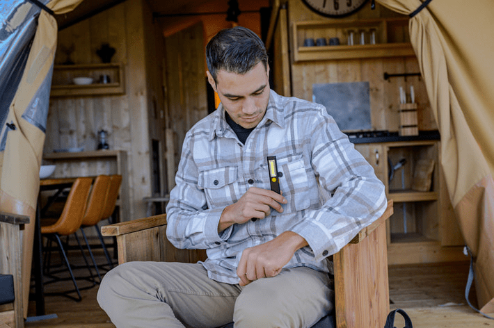 Artisan avec une lampe Brennenstuhl